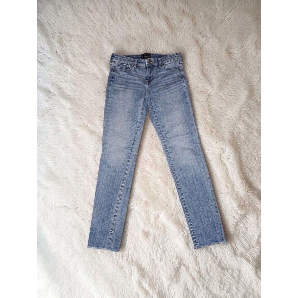 White House Black Market Girlfriend Jeans 2L Raw Hem Everyday Soft